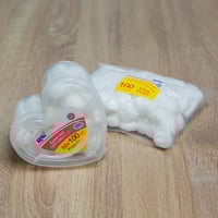 كرات قطن أبيض