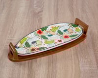 صحن تقديم بورسلان بقاعدة خشبية