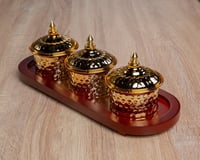 صحن تقديم ذهبي 3 حبات بقاعدة خشبية