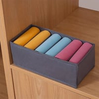 مقسم ملابس بألوان متعددة