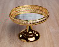 صحن تقديم بقاعدة ذهبيه بعدة مقاسات