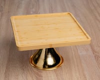 صحن تقديم خشبي بقاعدة ذهبية مربع