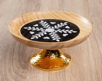 صحن تقديم خشبي بقاعدة ذهبيه بعدة مقاسات