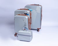 طقم حقائب سفر متعددة الألوان