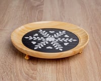 صحن تقديم خشبي بنقشة باللون الأسود بعدة مقاسات