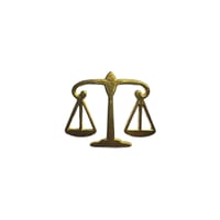 ملصق حديد ميزان القانون باللون الذهبي
