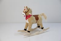 حصان هزاز للأطفال بقاعدة خشبية – تصميم أنيق وآمن ل...