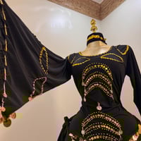 جلابية هيفاء وهبي للرقص الصعيدي مع ربطة خصر وشعر