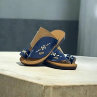 حذاء شرقي مطرز