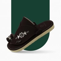 حذاء شرقي مطرز