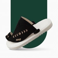 حذاء شرقي مطرز