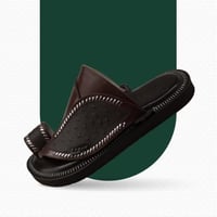 حذاء شرقي مطرز.