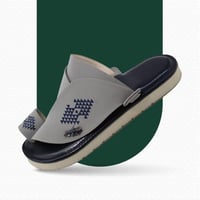 حذاء شرقي مطرز