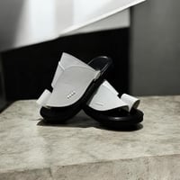 حذاء شرقي مطرز