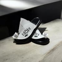 حذاء شرقي مطرز