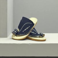 حذاء شرقي مطرز