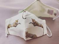 كمامة قماشية على شكل نمر خلفية اوف وايت رقم#68