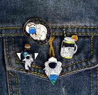 4 بروشات رائد فضاء