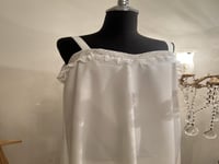 روب ام مكون من قطعتين مزين بشك عرايس في الاكمام و...