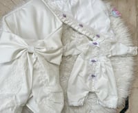 طقم بناتي مكون من (مدس + افرول مقاس من 0-3 +لفة مو...