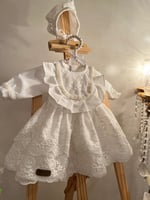 فستان اوف وايت مع إضافة اللولو + قبعة فرنسية