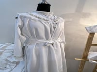 روب ام مكون من قطعتين داخلي وخارجي مزين باللؤلؤ و...