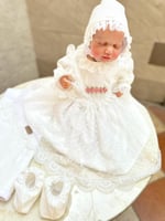 مفرش مولود +لفة +لباس البيبي + قبعة فرنسية + جوارب