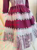 فستان بناتي فخم مع الشك والبروش الفكتوري