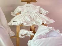 مدس الفراشه مع فستان الوردات