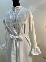 روب ام مكون من قطعتين مع الشك اليدوي جهة الصدر و ا...