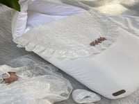 مفرش مولود +لفة +لباس البيبي + قبعة فرنسية + جوارب