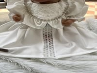 فستان اوف وايت مزين بحبات الكريستال واللؤلؤ + قبعة...