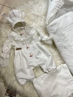 مدس +لفة مواليد + افرول مقاس من 0-3 + قبعة فرنسية