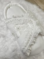 طقم مكون من مدس + افرول مولوده مقاس من 0-3 + قبعة...