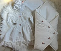 طقم بناتي مكون من (مفرش مواليد + لفة + فستان + قبع...