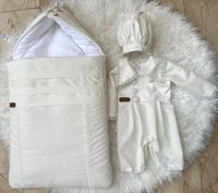 طقم ولادي مكون من (مدس +افرول مقاس من 0-3+قبعة فرن...