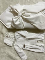 طقم ولادي مكون من (مدس +افرول مقاس من 0-3+قبعة فرن...