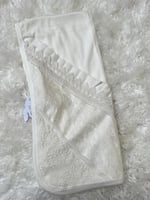 طقم بناتي مكون (مفرش مواليد + لفة + افرول مقاس من...