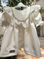 فستان اوف وايت مزين بحبات الكريستال واللؤلؤ + قبعة...