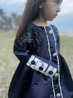 فستان كحلي مزين بالشك اليدوي + طوق