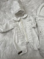 طقم مكون من مدس + افرول مولوده مقاس من 0-3 + قبعة...