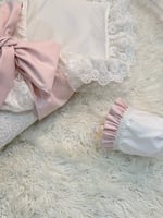 مدس اوف وايت مع فيونكة لون غبار الورد + قبعة فرنسي...