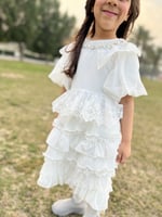 فستان انيق بطبقات الدانتيل واللؤلؤ مزين بالكريستال