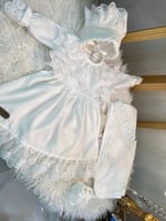 فستان + قبعة فرنسية + لفة مواليد +جوارب