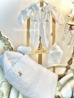 طقم ولادي ملكي مكون من مدس + لفة مواليد + افرول مق...