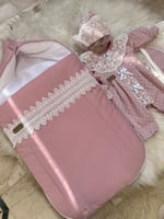 طقم بناتي مكون من (مفرش مواليد + لفة + فستان + قبع...