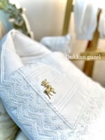 طقم ولادي ملكي مكون من مدس + لفة مواليد + افرول مق...