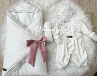 طقم بناتي مكون من (مدس + افرول مقاس من 0-3 +قبعة ف...