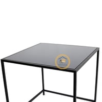 طاولة خدمة فاخرة بقواعد حديدية سوداء وسطح زجاجي أس...