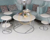 طقم طاولة لون فضي مع 4 طاولات صغيرة خدمة بسطح خشب...